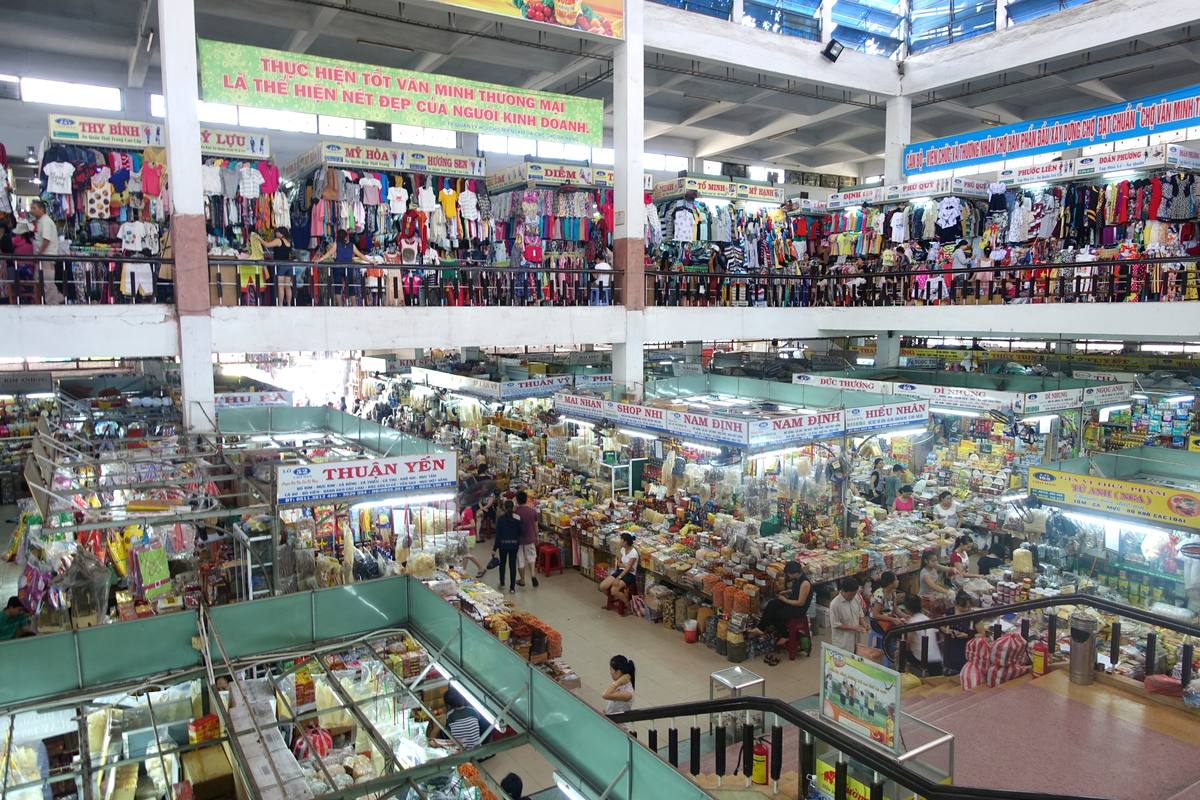 Inside Han Market — fabric, produce and lunch counters