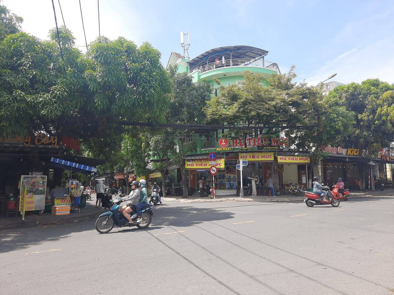 Phan Tứ street on an ordinary afternoon — food stalls, shopfronts and motorbikes