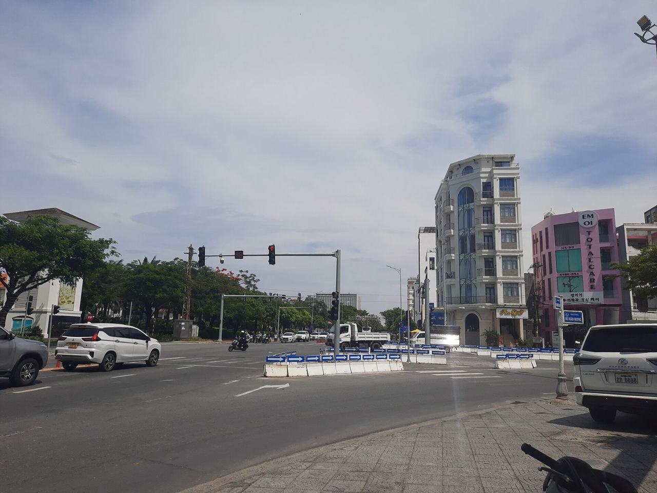The Vo Nguyen Giap seafront road where it meets Ho Xuan Huong