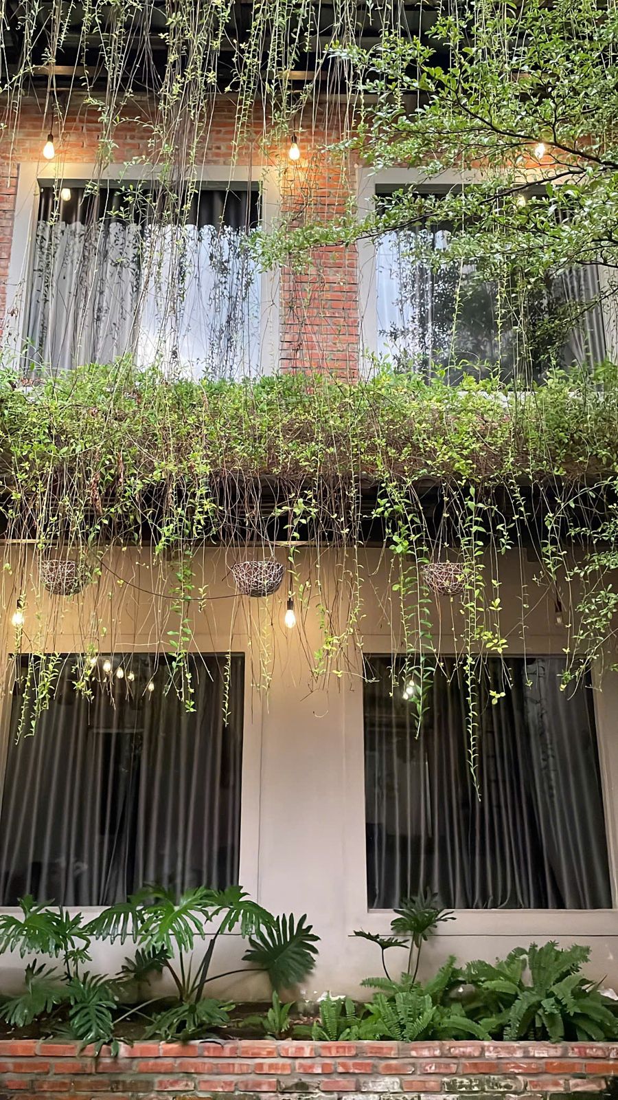 S - HOTEL