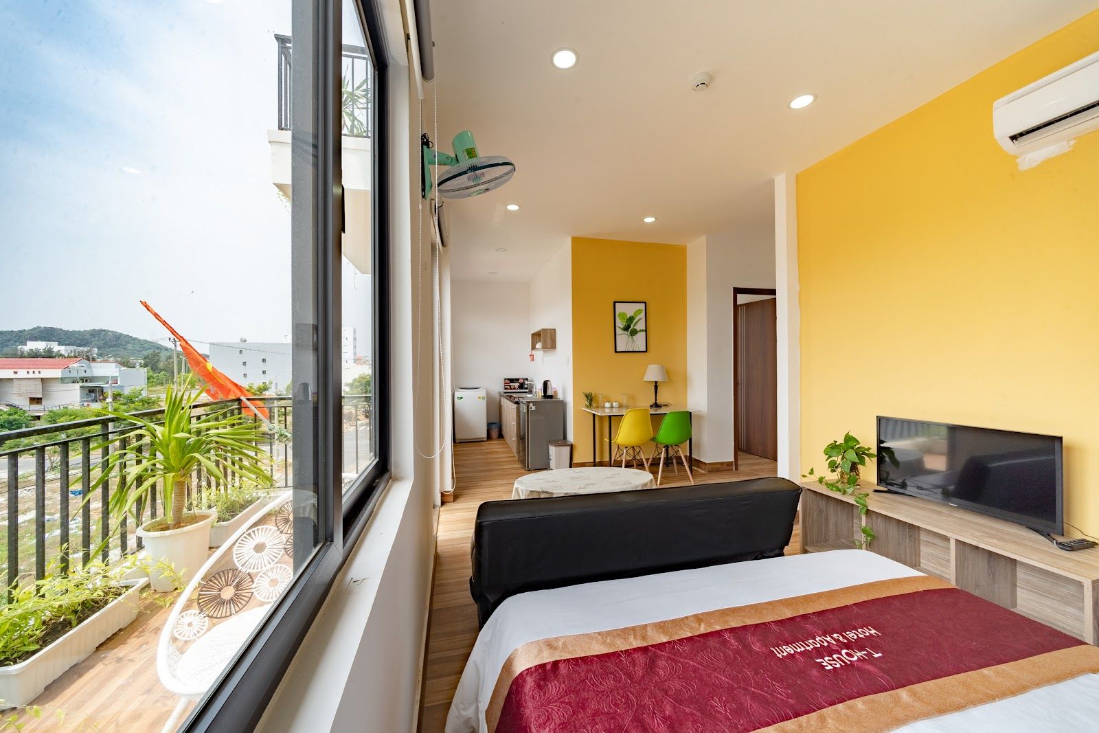 T House and Apartment