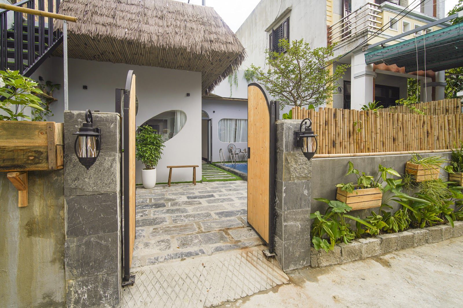 MeQ Beach Hotel & Apartment