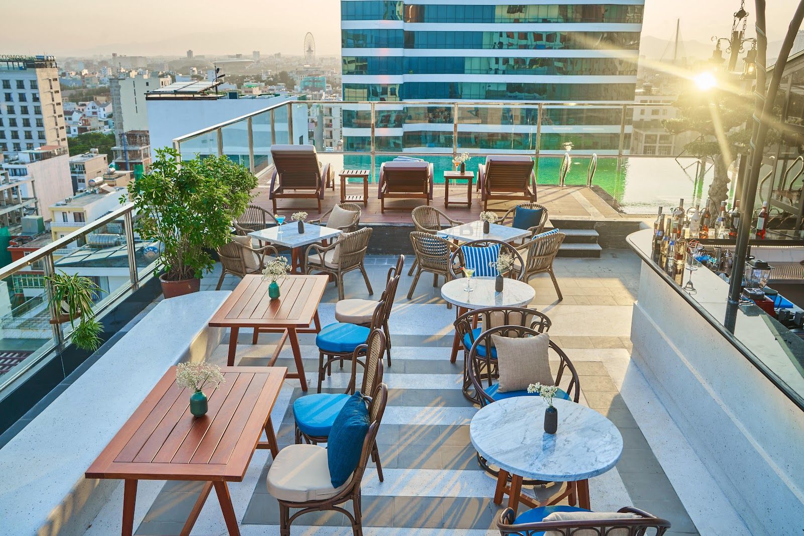 Yarra Ocean Suites Danang
