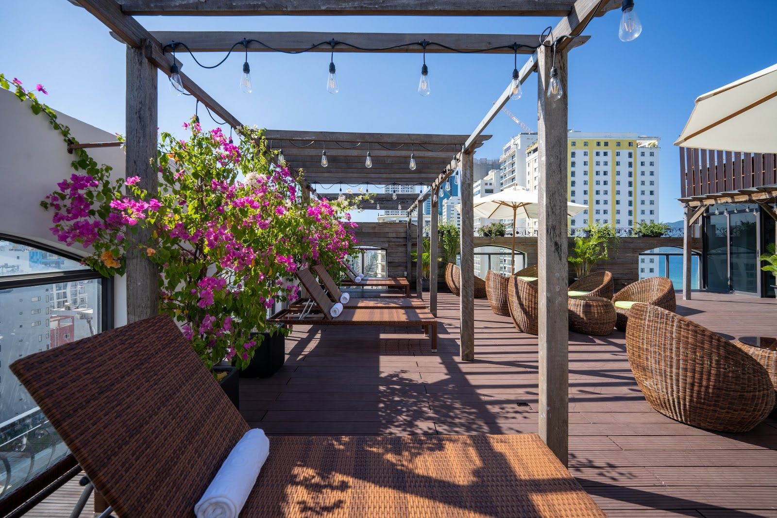 Yarra Ocean Suites Danang